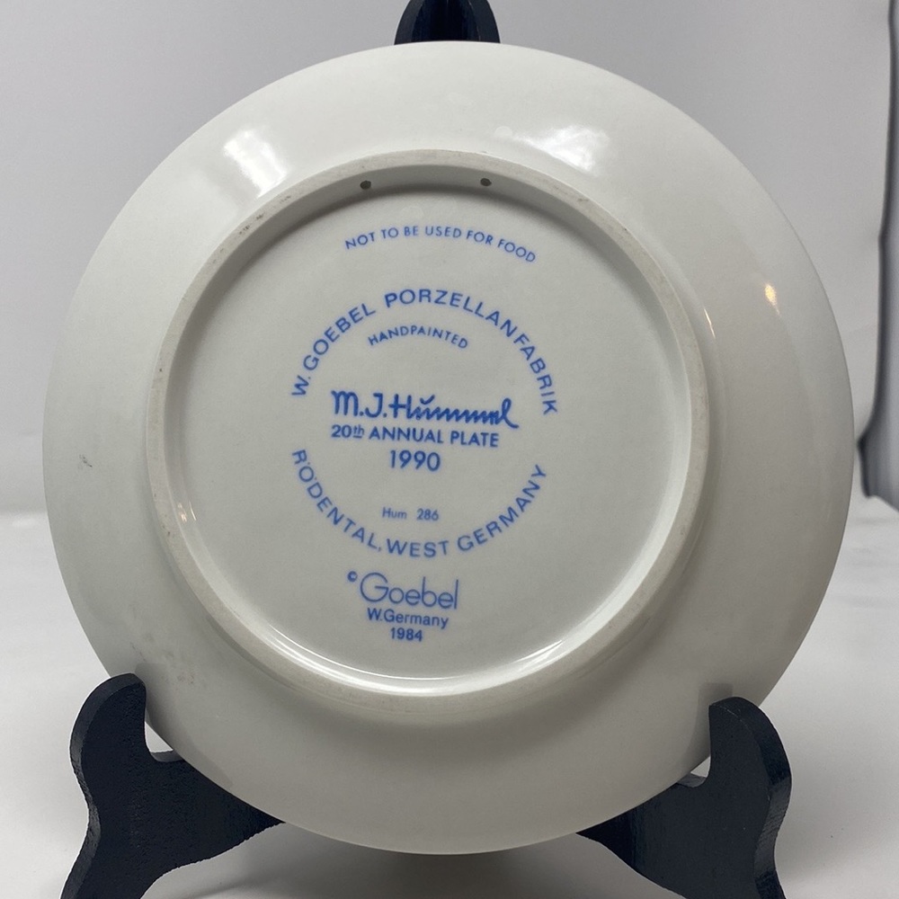 A VINTAGE M J HUMMEL HANDPAINTED 20th ANNUAL PLATE 1990 PLATE #286 - Picture 2 of 3